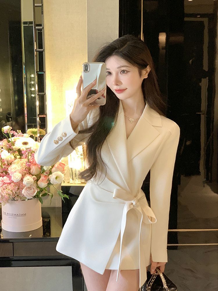 Corset Waist Cinch - เสื้อเบลเซอร์สีพื้นสไตล์เกาหลีใหม่ประจำฤดูใบไม้ร่วงปี 2026 ทรงเข้ารูปพร้อมเข็มขัดรัดเอวสำหรับผู้หญิง ดีไซน์ผูกเชือกที่เอว สีขาว สีดำ