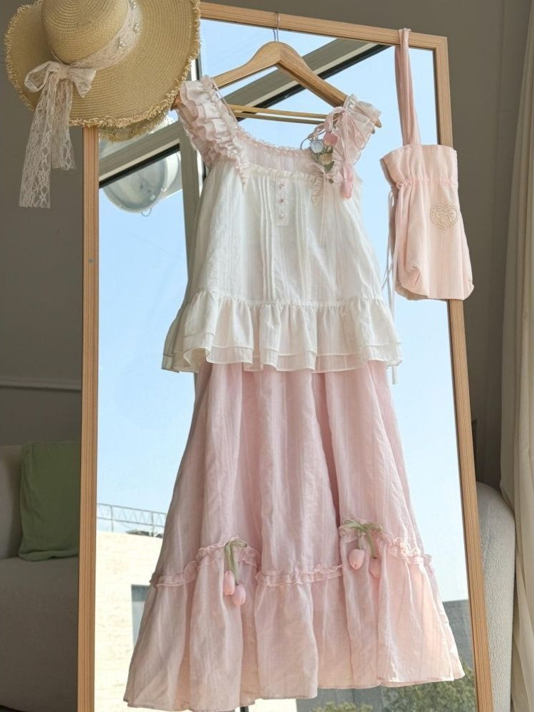 Cami Top Lace - ชุดเซ็ตสองชิ้นตกแต่งระบายสไตล์คาวาอี้ ลายดอกทิวลิป สีขาวชมพู เสื้อสายเดี่ยวแขนกุด กระโปรงมิดิทรงระบาย สำหรับผู้หญิง
